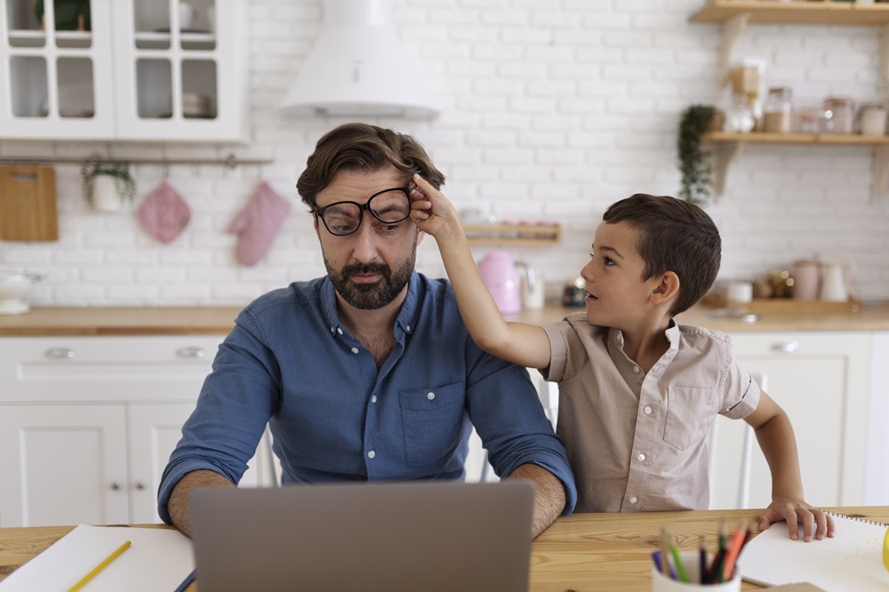 Mommies Daily – Fakta Dad Burnout yang Sering Diabaikan dan Cara Mengatasinya